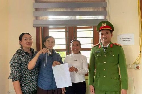 Nhặt được túi vàng, 2 người phụ nữ ở Hà Tĩnh tìm người trả lại