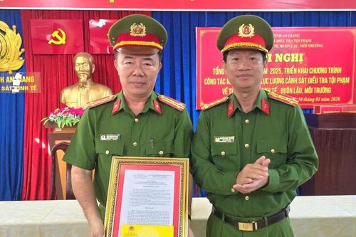 Công an An Giang trao thưởng đột xuất 2 tập thể xuất sắc trong phòng, chống tội phạm