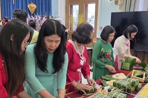 Xuân Bính Ngọ 2026: Nồi bánh chưng đỏ lửa giữa trời Đông Moscow, Nga