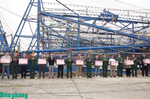 Bộ đội Biên phòng thành phố Hải Phòng trao tặng quà Tết, tiếp thêm động lực cho ngư dân bảo vệ chủ quyền biển, đảo