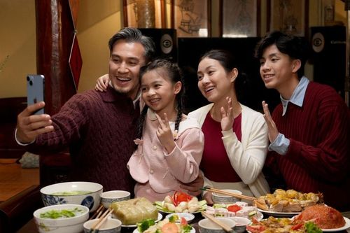 Ông bố sững người trước câu hỏi của con gái trong phim Tết của Tập đoàn Viettel