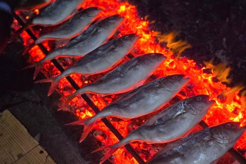 Khói bếp nghi ngút, làng cá Thạch Kim 'chạy đua' đơn hàng cuối năm