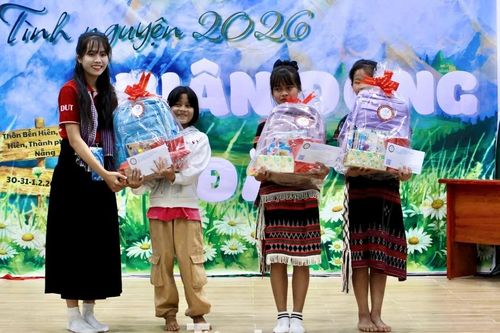 Tuổi trẻ Đà Nẵng lan tỏa 'Xuân đong đầy' đến bà con vùng cao