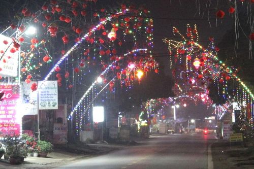 Người dân Phú Thọ chi cả triệu đồng trang trí cây nêu đón Tết
