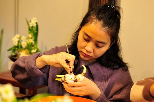 Chơi hoa thủy tiên thời mạng xã hội