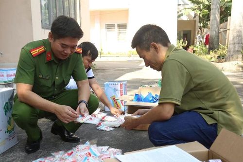 Hàng tấn nước mắm, bột ngọt, hạt nêm kém chất lượng suýt lọt ra thị trường bán Tết