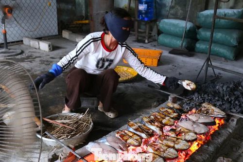 Khom lưng nướng cá cả ngày lẫn đêm cận Tết