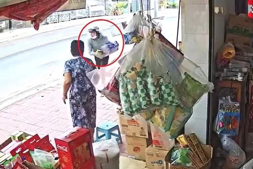 Cụ ông giằng co quyết liệt với kẻ cướp bia tại tiệm tạp hóa ở TPHCM
