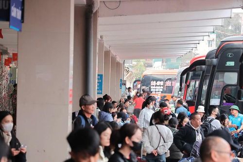 Bến xe Hà Nội đông nghịt hành khách chiều 26 tháng Chạp