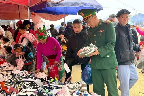 Xúc động hình ảnh người lính Biên phòng chăm lo Tết cho các con nuôi và đồng bào nghèo