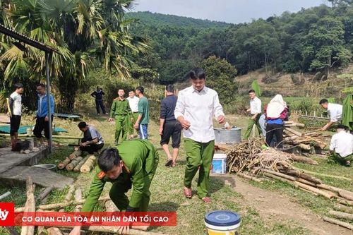 Công an cơ sở chung tay chăm lo Tết cho người dân