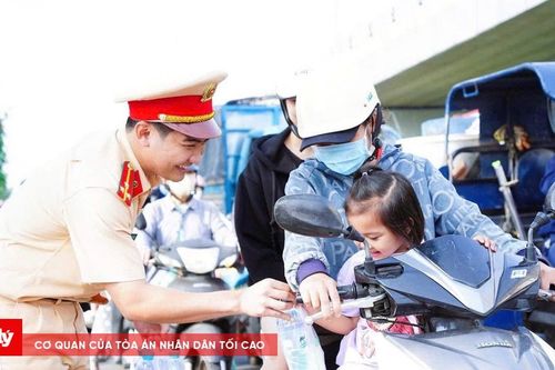 CSGT Đồng Nai tiếp sức hàng chục nghìn lượt người dân trên đường về quê ăn Tết