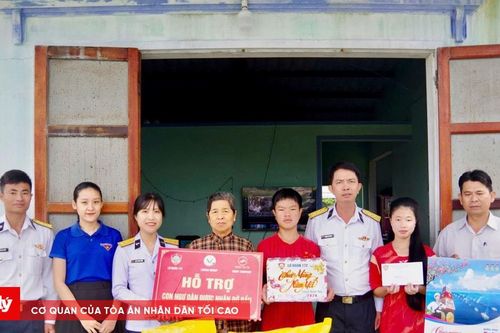 Vùng 3 Hải quân tri ân gia đình chính sách dịp Xuân mới