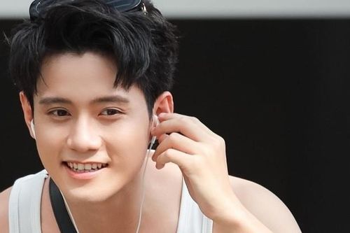 Diễn viên Đình Khang 'Mưa đỏ' lên chức, tiết lộ câu chuyện xúc động về bố mẹ