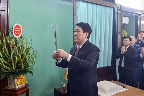 Chủ tịch nước Lương Cường dâng hương tưởng niệm Chủ tịch Hồ Chí Minh tại Nhà 67