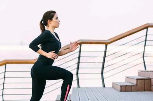 Người phụ nữ trẻ hối hận vì liên tục leo cầu thang để giảm cân