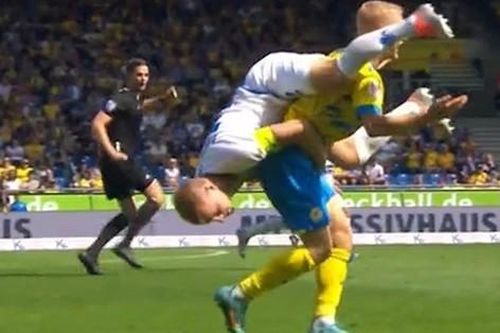 Video sân cỏ và những màn 'tấu hài' bất đắc dĩ