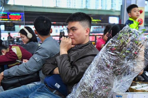 Người dân lỉnh kỉnh hành lý rời Thủ đô ngày làm việc cuối cùng năm Ất Tỵ