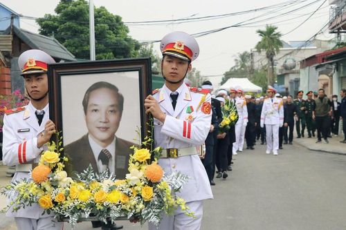 Người dân ở Hải Phòng xếp hàng hai bên đường làng tiễn biệt ông Đoàn Duy Thành