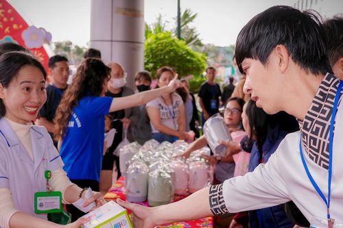 Bệnh viện Hữu nghị Đa khoa Nghệ An tổ chức 'Chợ Tết 0 đồng' cho người bệnh đang điều trị tại đơn vị