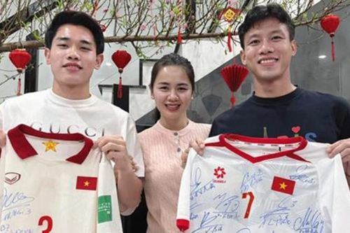 Quế Ngọc Hải trao áo đấu, gửi gắm giấc mơ World Cup 2030 cho Đình Bắc