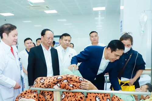 Chủ tịch UBND tỉnh Võ Trọng Hải thăm, động viên lực lượng vũ trang, công nhân, bệnh nhân trước thềm Xuân mới