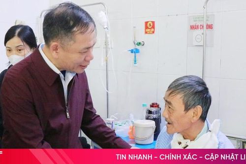 Đoàn ĐBQH Hà Tĩnh trao quà Tết cho bệnh nhân nghèo