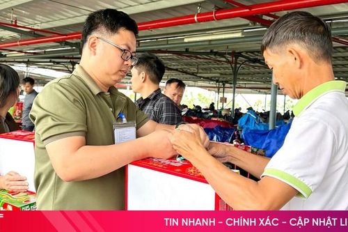 Tan ca làm, công nhân xúc động khi quà Tết đã được buộc sẵn trên xe