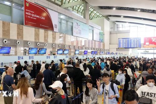 Sân bay Nội Bài đông nghẹt người trước kỳ nghỉ Tết Nguyên đán Bính Ngọ