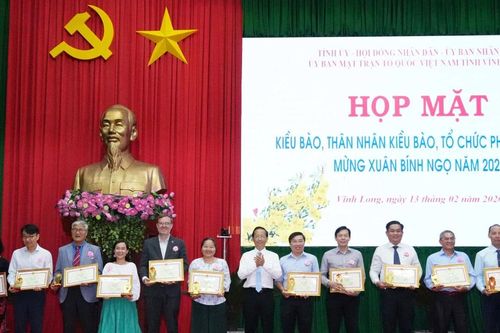 Kiều bào và các tổ chức phi chính phủ đóng góp tích cực cho tỉnh Vĩnh Long