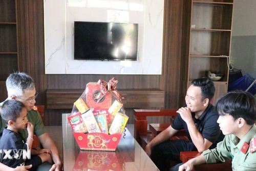 Đắk Lắk: Tết hạnh phúc của 'con nuôi Công an xã'
