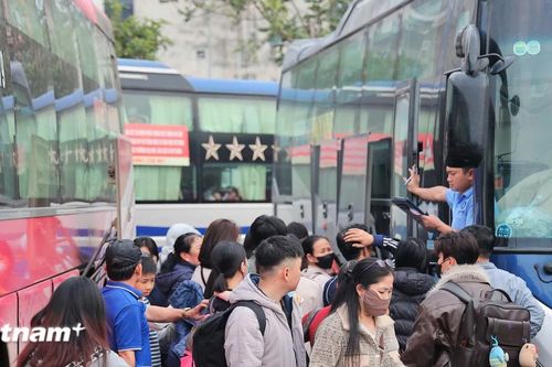 Nhiều tuyến đường ùn tắc, bến xe đông nhưng chưa quá tải trước kỳ nghỉ Tết