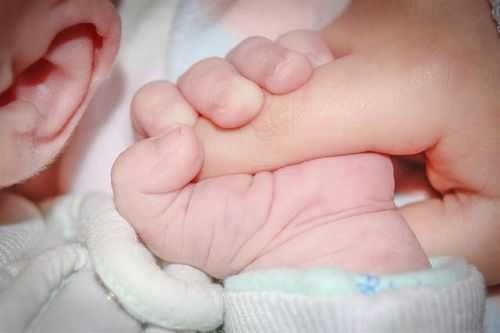 Điện thoại rơi trúng đầu, em bé 2 tháng tuổi bị chấn thương sọ não
