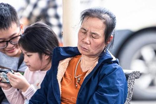 Người dân ngủ gật chờ xe rời Hà Nội về quê ăn Tết
