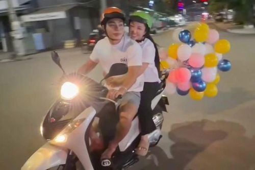Chạy xe máy kéo chùm bóng bay, Lê Dương Bảo Lâm có vi phạm giao thông?