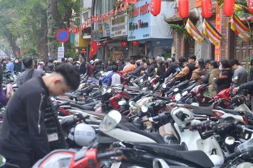 Cận Tết, người dân xếp hàng dài chờ mua nem chua Hà Nội