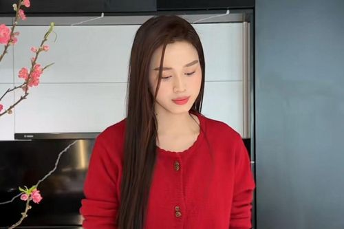 Đỗ Thị Hà trổ tài làm mâm cơm ngày Tết, netizen đồng loạt góp ý một điều
