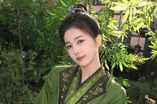 Bạch Lộc khiến cộng đồng mạng xuýt xoa với loạt ảnh hậu trường