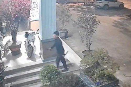 Uống rượu rồi cầm dao xông vào trụ sở công an phường đe dọa