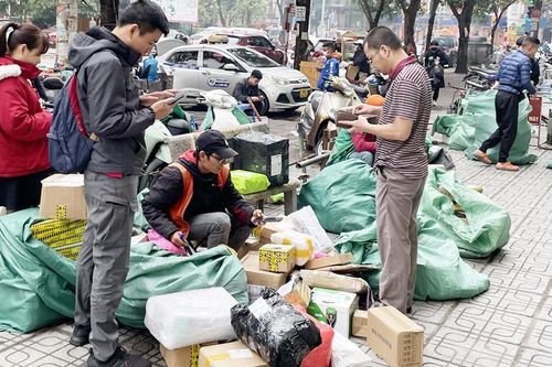 Cận Tết, khách chờ shipper như 'mong mẹ đi chợ về'