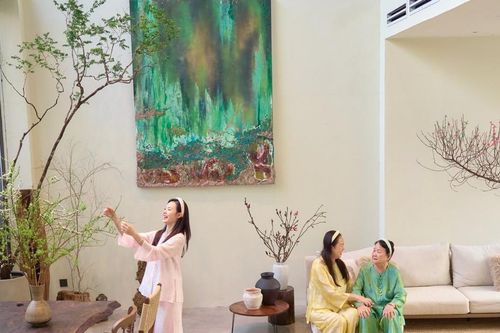 NSND Tự Long, Tuấn Hưng, Cường Đô La, Hồ Ngọc Hà khoe không gian biệt thự đón Tết Bính Ngọ
