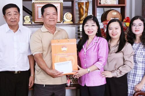 Phó Bí thư Tỉnh ủy Trần Thị Thanh Hương thăm, chúc tết các đồng chí nguyên Chủ tịch Ủy ban MTTQ Việt Nam tỉnh
