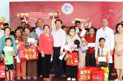 Hội Bảo trợ bệnh nhân nghèo tỉnh An Giang tặng 1.200 suất quà tết cho bệnh nhân nghèo