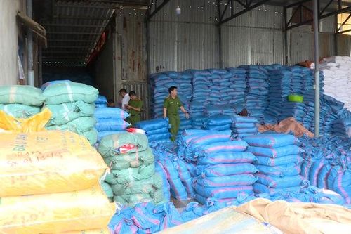 Khởi tố đối tượng sản xuất hàng nghìn tấn muối i-ốt giả