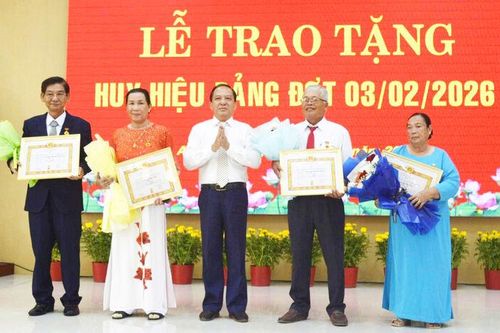 Xã An Minh trao Huy hiệu Đảng và họp mặt mừng Đảng, mừng xuân