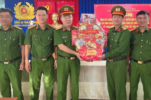 Khen thưởng đột xuất 2 tập thể xuất sắc trong đấu tranh phòng, chống tội phạm