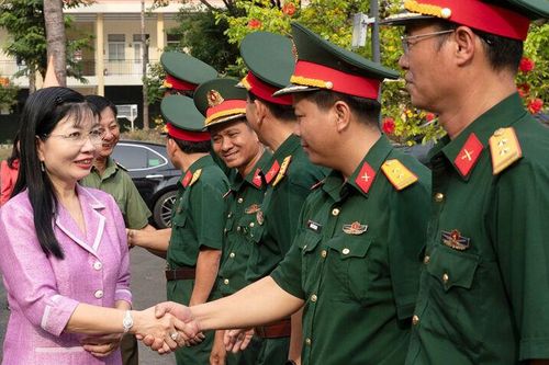Phó Bí thư Tỉnh ủy An Giang Trần Thị Thanh Hương thăm, động viên cán bộ, chiến sĩ Ban Chỉ huy phòng thủ Khu vực 2 - Long Xuyên