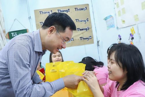 Bí thư Thành ủy Đà Nẵng Lê Ngọc Quang thăm, chúc Tết Trung tâm Bảo trợ nạn nhân chất độc da cam và trẻ em nghèo bất hạnh thành phố