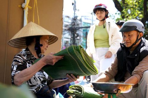 Mỗi năm một phiên 'chợ lá'