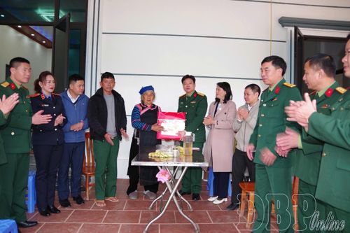 Đại tá Trịnh Đức Thiêm trao quà tết tại xã Sín Thầu, Mường Nhé